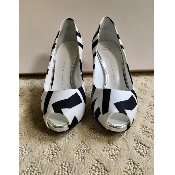 Giuseppe Zanotti Satin Geometric Print Pumps - Picture 6 of 8